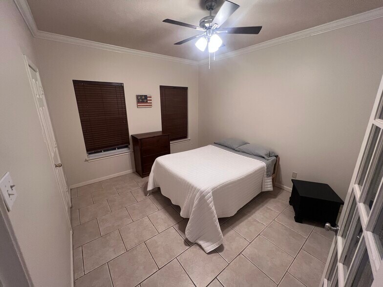 Building Photo - 2324 Sheridan St