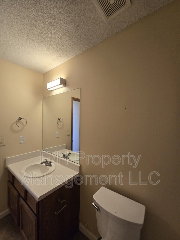 Building Photo - 4460 S Elizabeth Ave