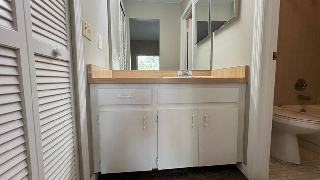 Building Photo - 112 Dahlia Village Cir