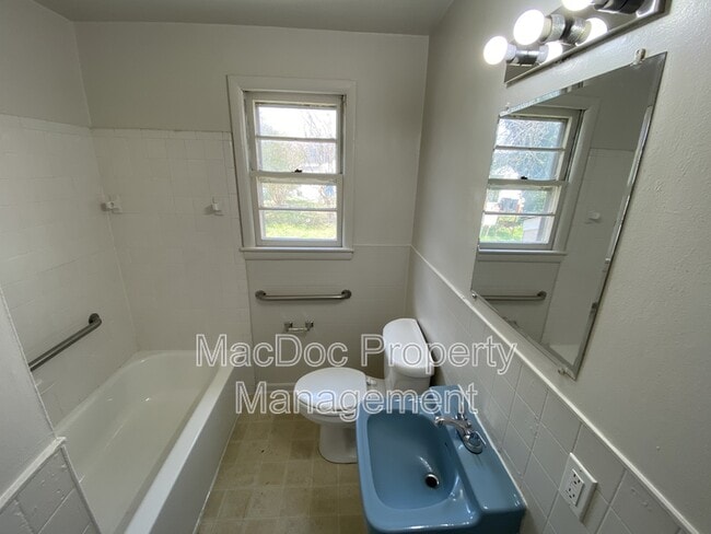 Building Photo - 209 Frazier St