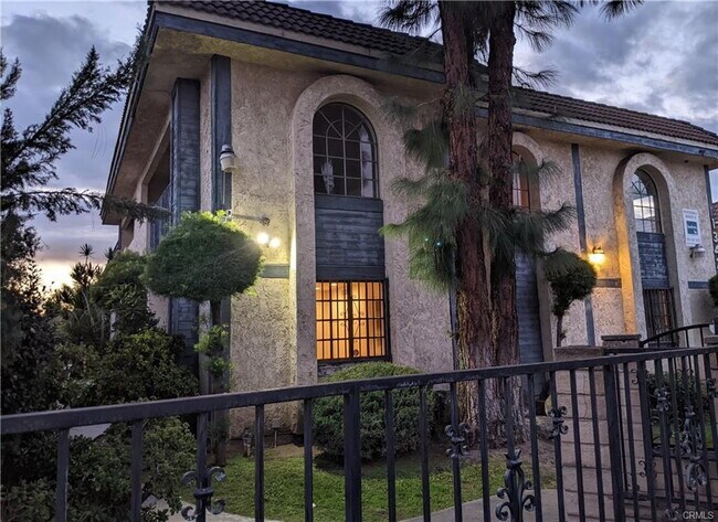 Primary Photo - Updated 3br 2.5 bath near shopping & freeways