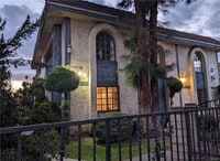 Building Photo - Updated 3br 2.5 bath near shopping & freeways