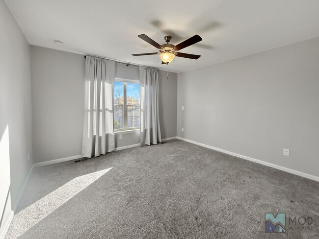Building Photo - $0 DEPOSIT OPTION. SPACIOUS 4-BEDROOM, 3.5...