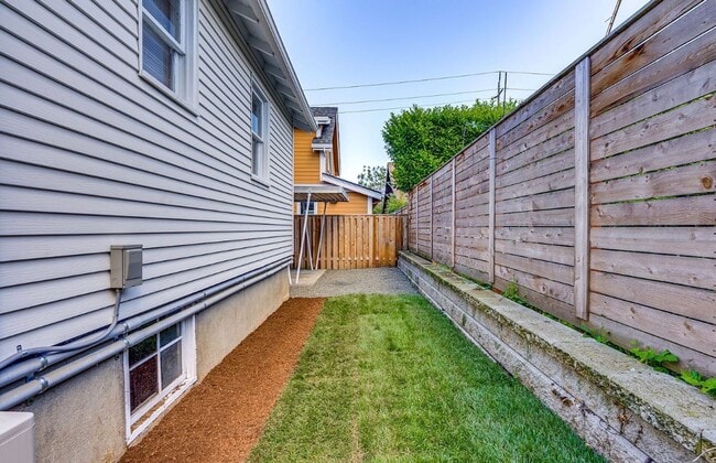 Building Photo - 2 bedroom, 1 bath house now available in North Portland! Piedmont Neighborhood!