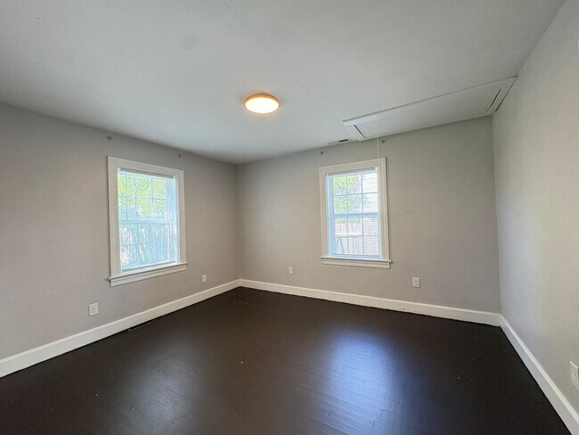 Building Photo - 2 Bedroom, 1 Bathroom House in High Point!