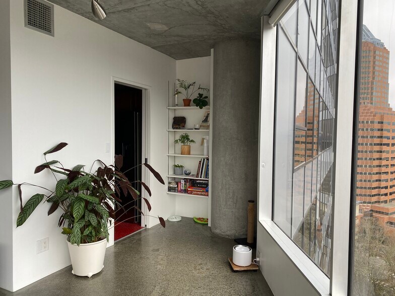 Building Photo - 1500 SW 5th Ave