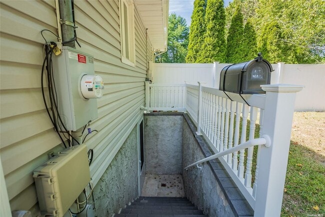 Building Photo - 648 Larkfield Rd