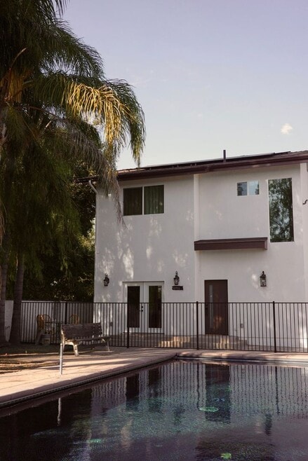 Building Photo - 10916 Arleta Ave