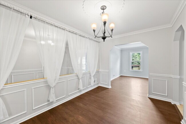 Building Photo - Stunning End-Unit Townhouse with Golf Cour...
