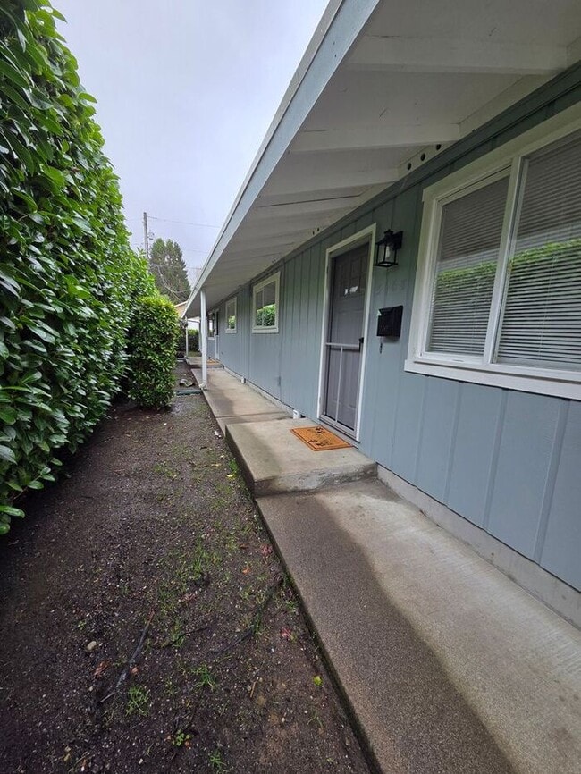 Building Photo - Exceptional North-End, 2 Bedroom Duplex!