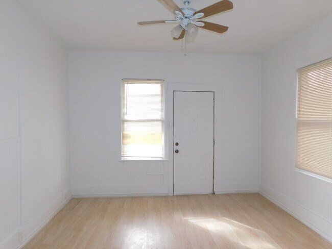 Building Photo - Cozy & Convenient Living in San Antonio’s East Side