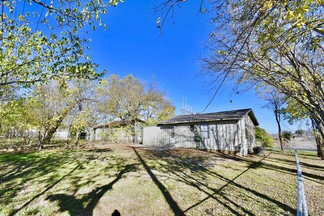 Building Photo - Charming 2 bedroom, 1 bath home with carpo...