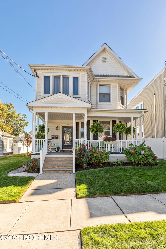 Building Photo - 353 Main St