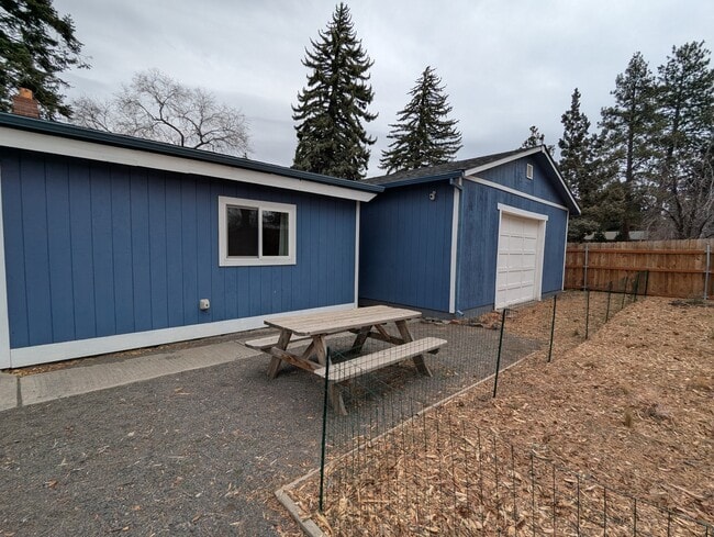 Building Photo - 455 NE Clay Ave