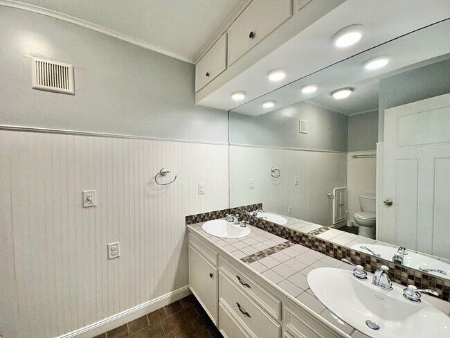 Building Photo - Spacious 4 Bedroom in the Heart of Tyler! Available Now!