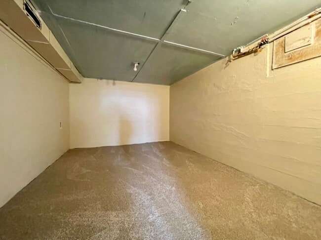 Building Photo - Spectacular View! Remodeled One bedroom with Partially finished basement in Linnton~ Front and ba...