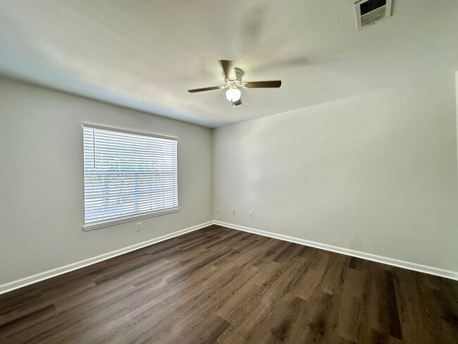 Building Photo - 2 Bed/2 Bath Condo, Gated security, Tons o...