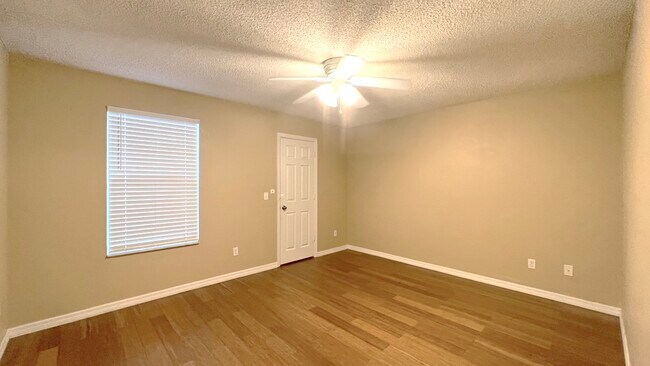 Building Photo - 831 Horseshoe Falls Dr