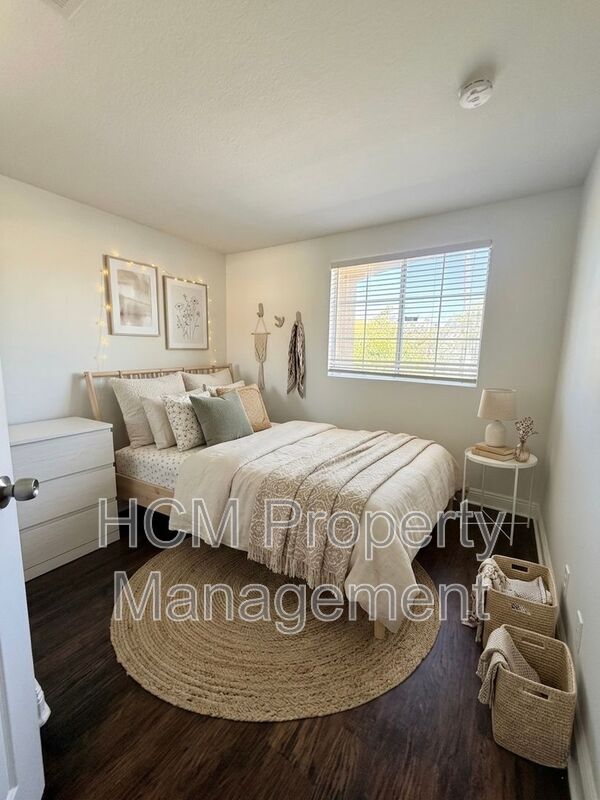 Building Photo - 827 S Shanada Ct