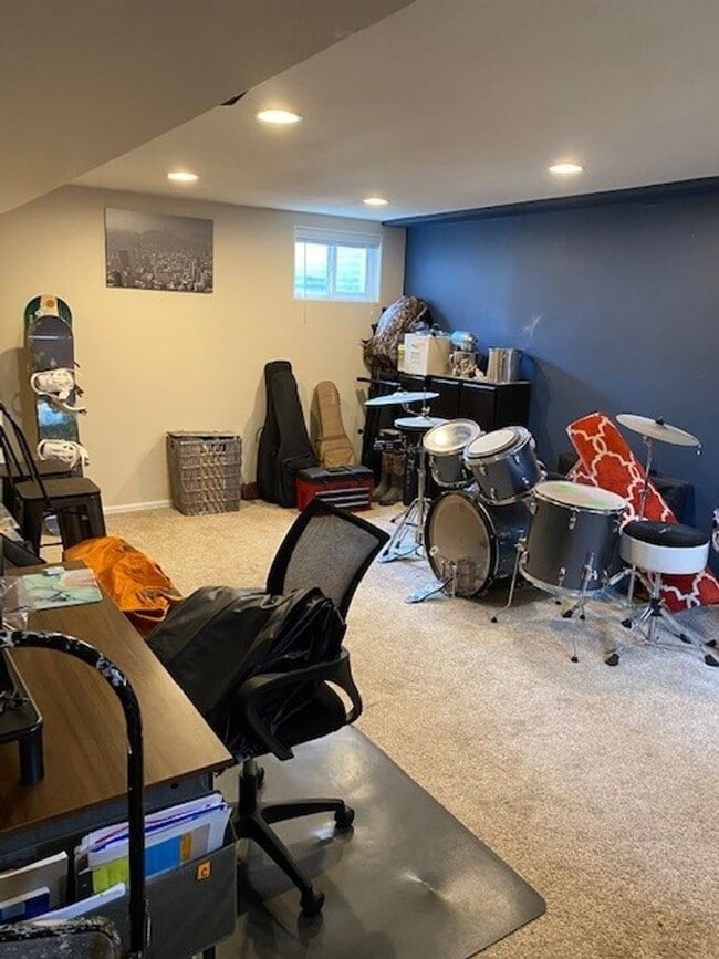 Building Photo - Cute Cozy Renovated Townhome with Basement