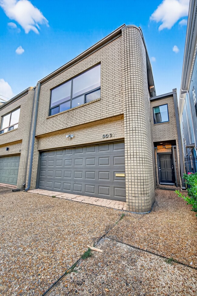 Building Photo - 3027 Bissonnet St