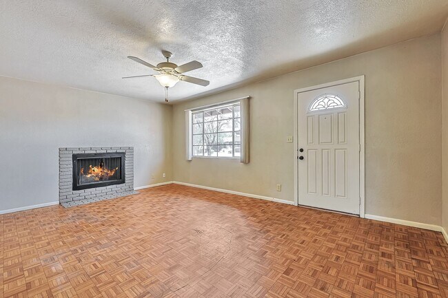 Building Photo - 727 E Vista Del Cerro Dr