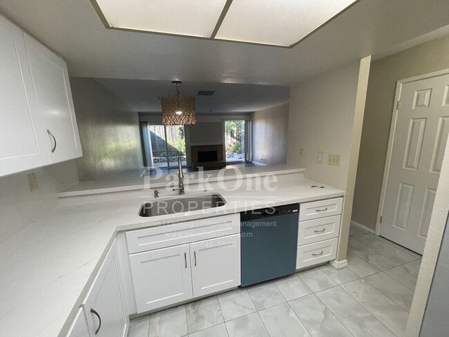 Building Photo - Spacious Town house in Pleasant Hill Now Available!