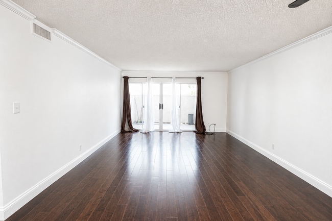 Building Photo - 2 Bedroom + 2 Bath Condo in Winnetka