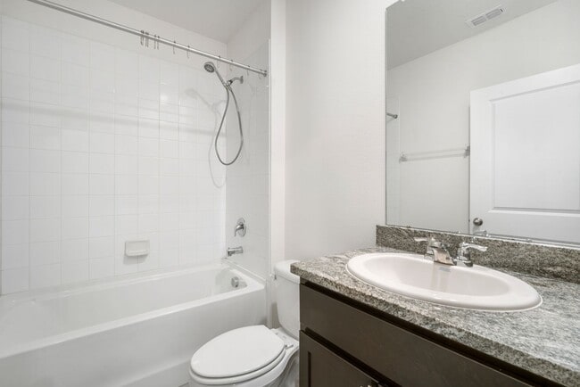 Building Photo - Charming 3/2 Home- Move In ready!