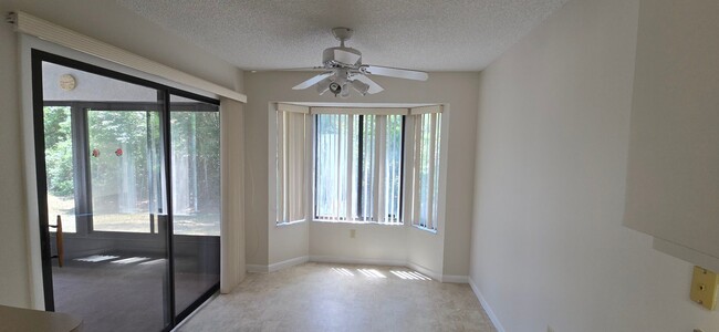 Building Photo - 3 Bed, 2 Bath, 2 Car garage.
