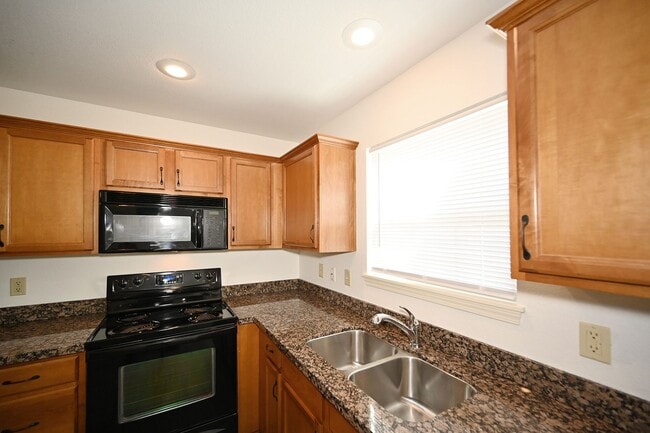 Building Photo - 2 bedroom, 2.5 baths townhouse with 1 car garage in Oak Valley Estates!