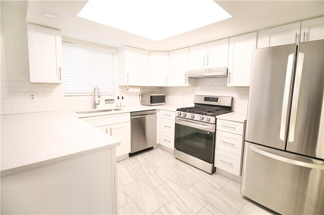 Building Photo - 34 Little Silver Ct