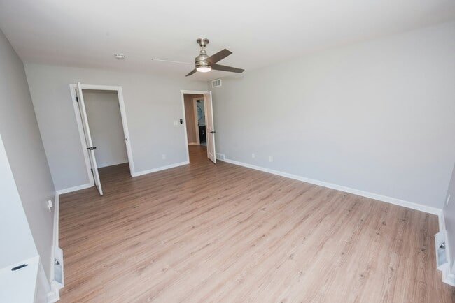 Building Photo - 1545 W Spruce Ct