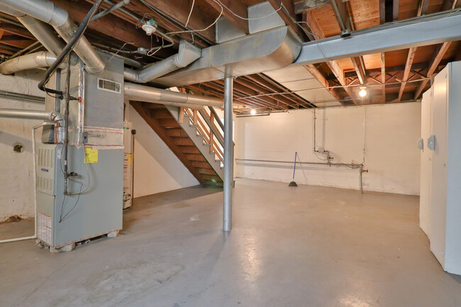 Building Photo - 831 N Raynor Ave