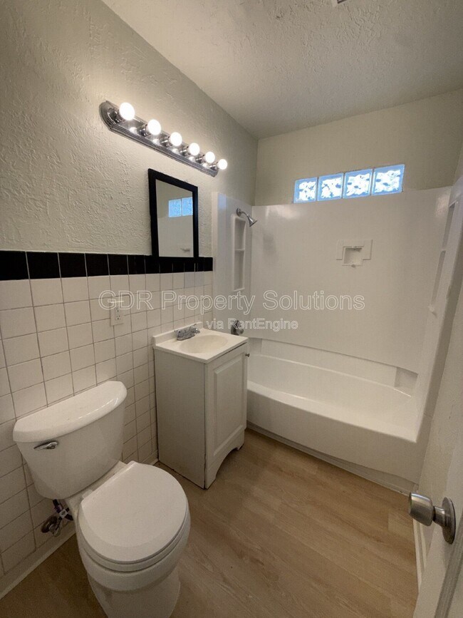 Building Photo - 301 Sierra Dr SE