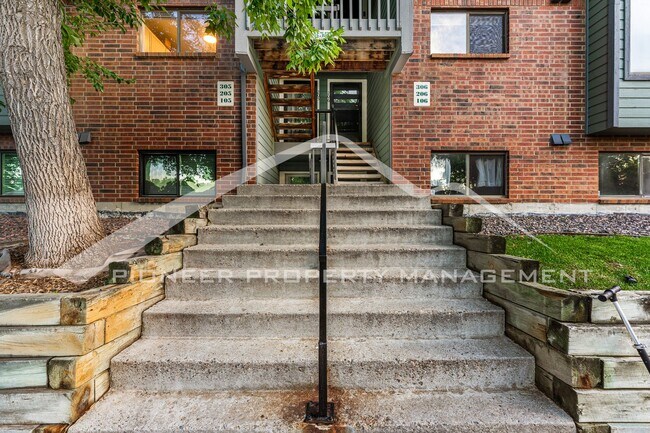Building Photo - Charming condo with Central AC and Washer ...