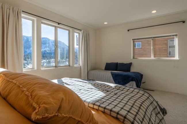 Building Photo - Mountain View Haven