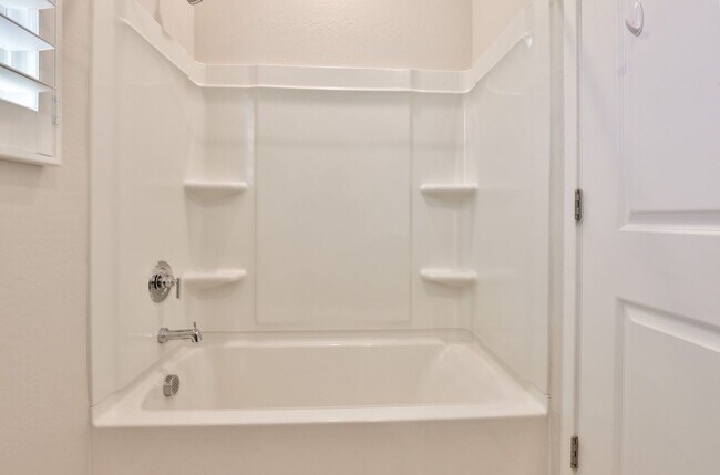 Building Photo - Gorgeous 4bed/3 bath End Unit Condo in Gil...