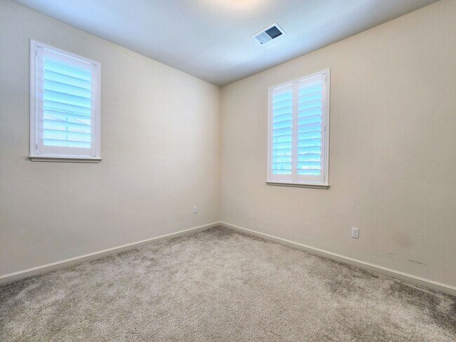 Building Photo - 4 Bedroom Home in W Section