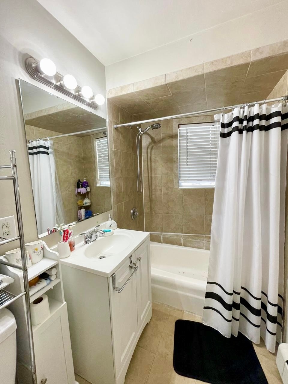 Building Photo - 202 12th St