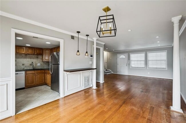 Building Photo - 2825 Ne Expressway Unit O2