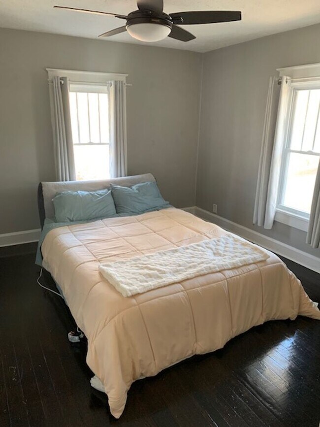 Building Photo - Beautiful 5 bedroom Home Located Near IU! ...