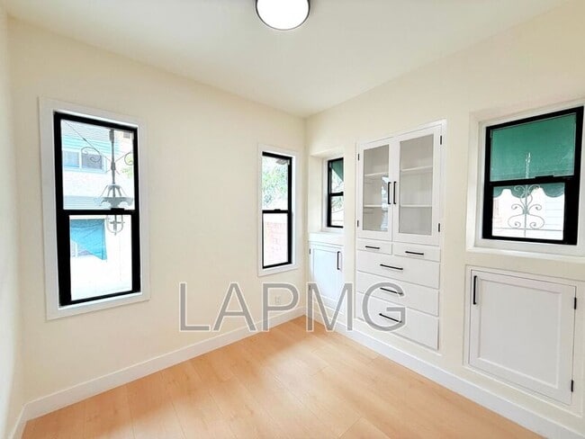 Building Photo - 6130 Whitsett Ave