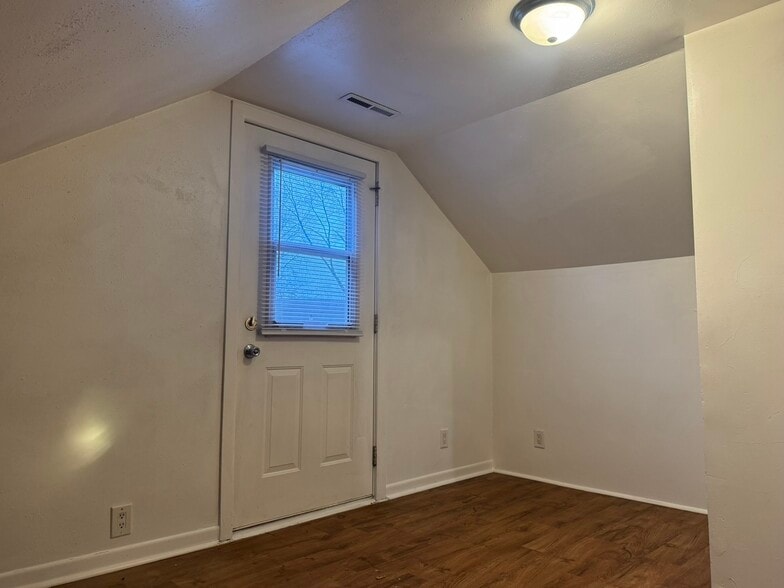 Building Photo - 2937 Sachs St