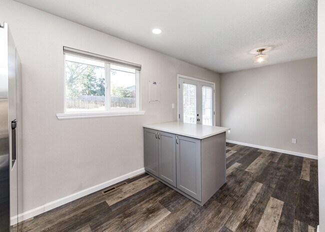 Building Photo - Charming 3 Bed Home Centrally located, Lar...
