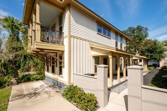Building Photo - Student Living Near UF - 3 Bed / 3 Bath Ho...