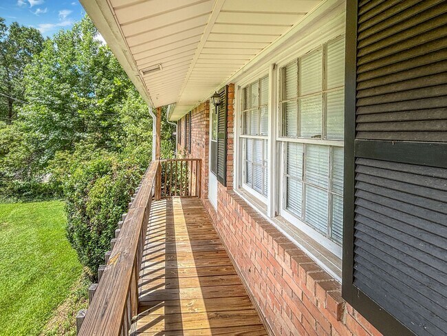 Building Photo - Renovated Brick Ranch w/Basement