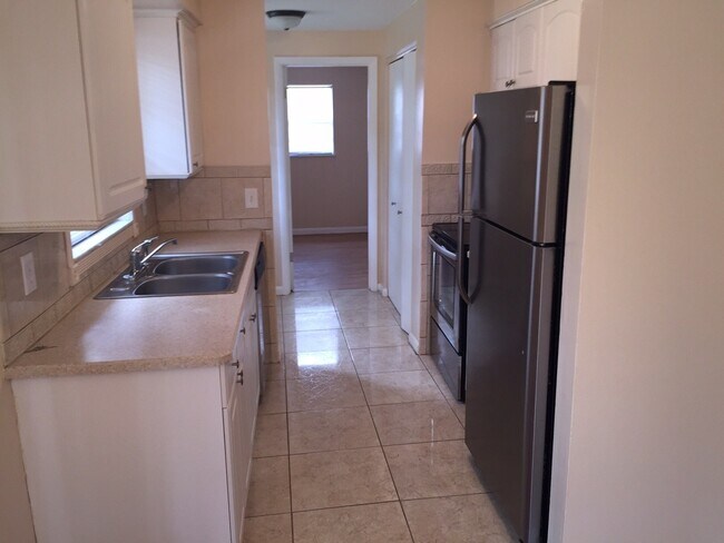 Building Photo - 247 Oakwood Dr