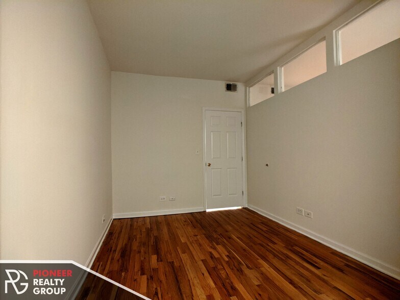 Building Photo - 927 W Dakin St