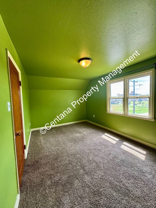 Building Photo - 5 bedroom 3 bath house with fenced yard